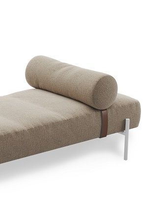 Daybe Daybed Kissen "Northern Brusvik 65" hellbraun: Detailaufnahme des runden Zusatzkissens für die Liege.