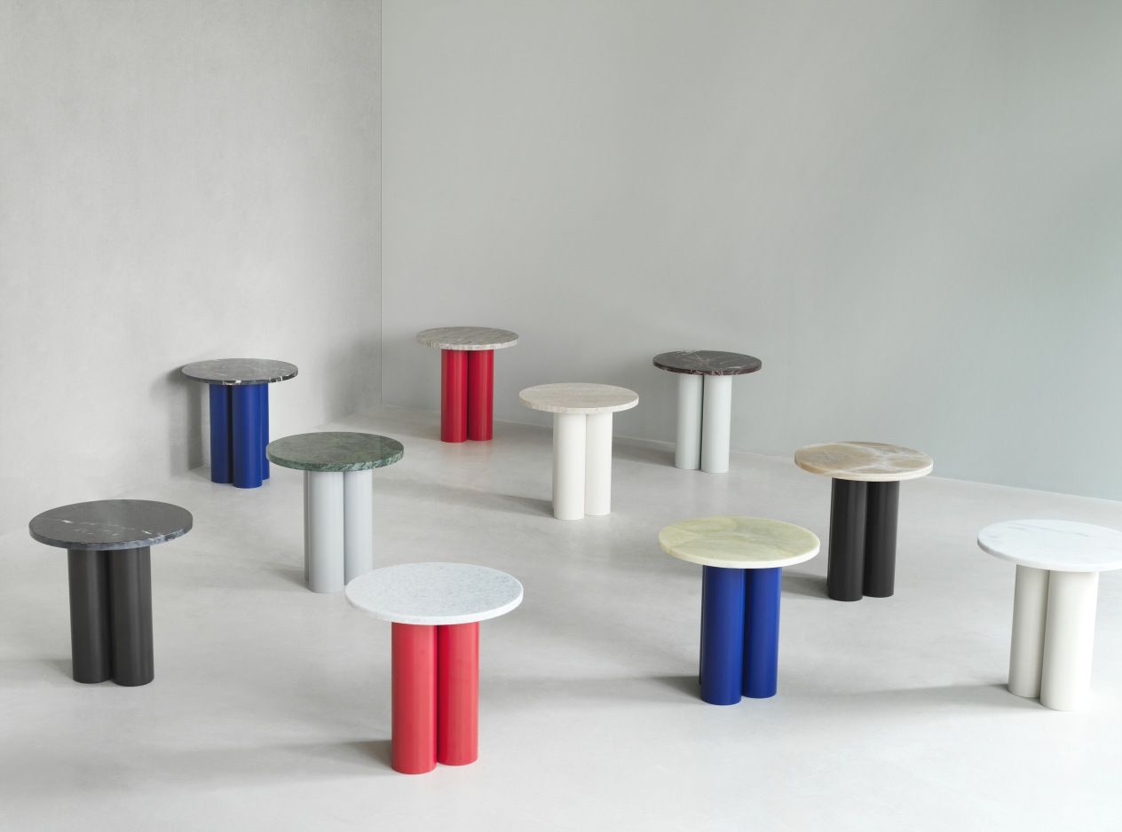 Vielfältige Dit Coffee Table Beistelltische von Normann Copenhagen in verschiedenen Farben und Marmorarten auf hellem Untergrund.