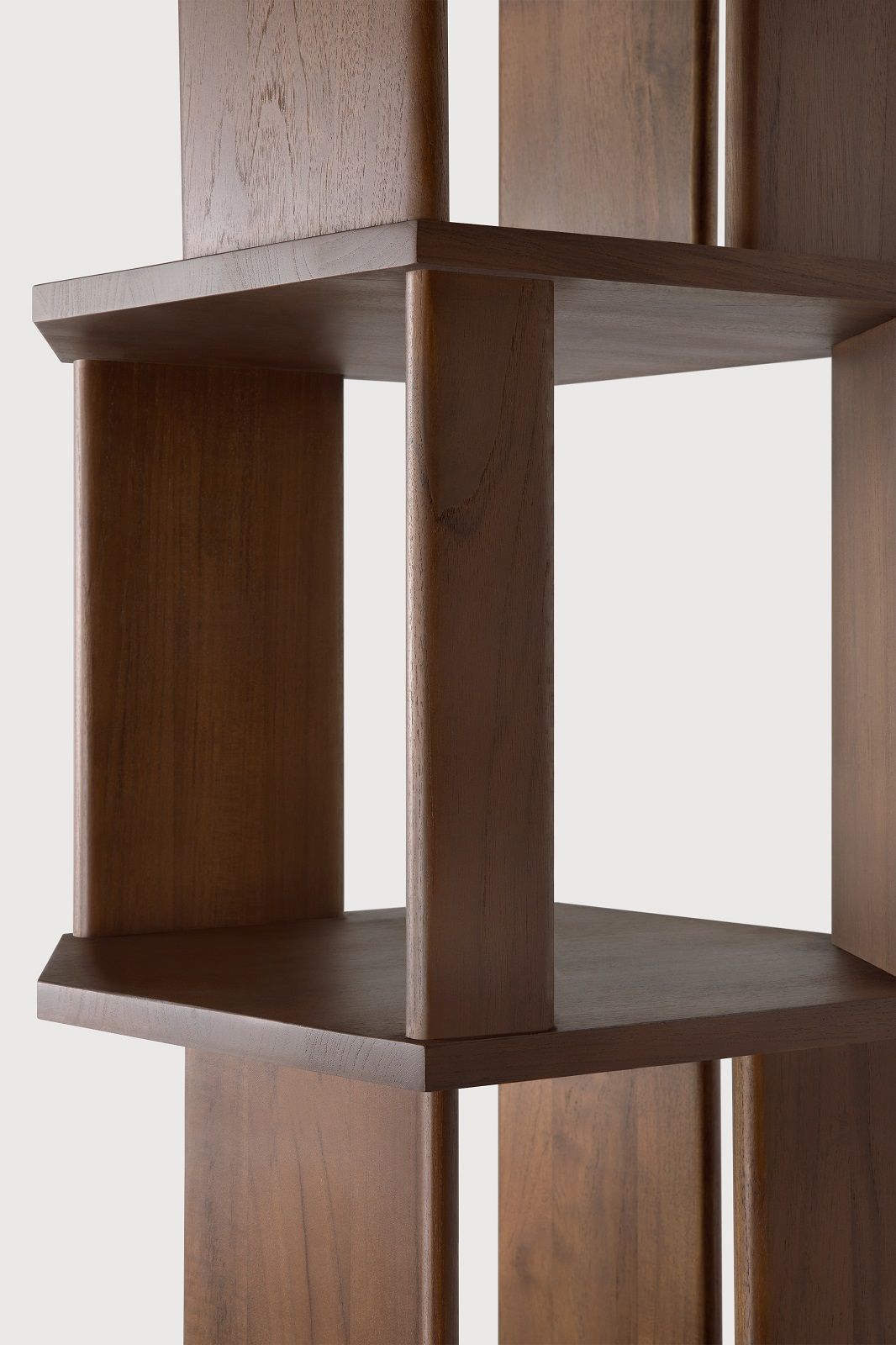 Detailaufnahme des Ethnicraft Stairs Regals aus Teakholz in Dunkelbraun, modernes Design.