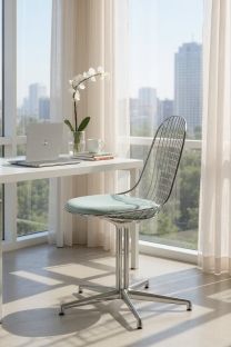 Vitra DKL-5 Wire Chair Stuhl mit hellblauem Sitzkissen vor einem Schreibtisch und Fenster.