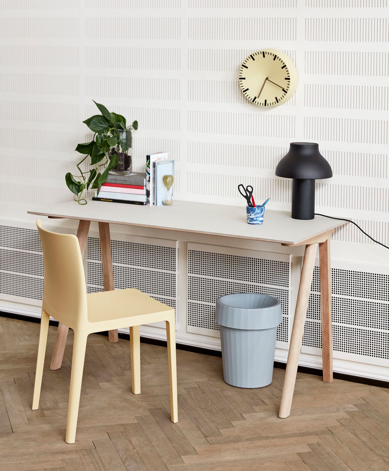 Heller Copenhague Schreibtisch CPH 90 von Hay mit Stuhl, Lampe und Dekoration in einem modernen Arbeitszimmer.