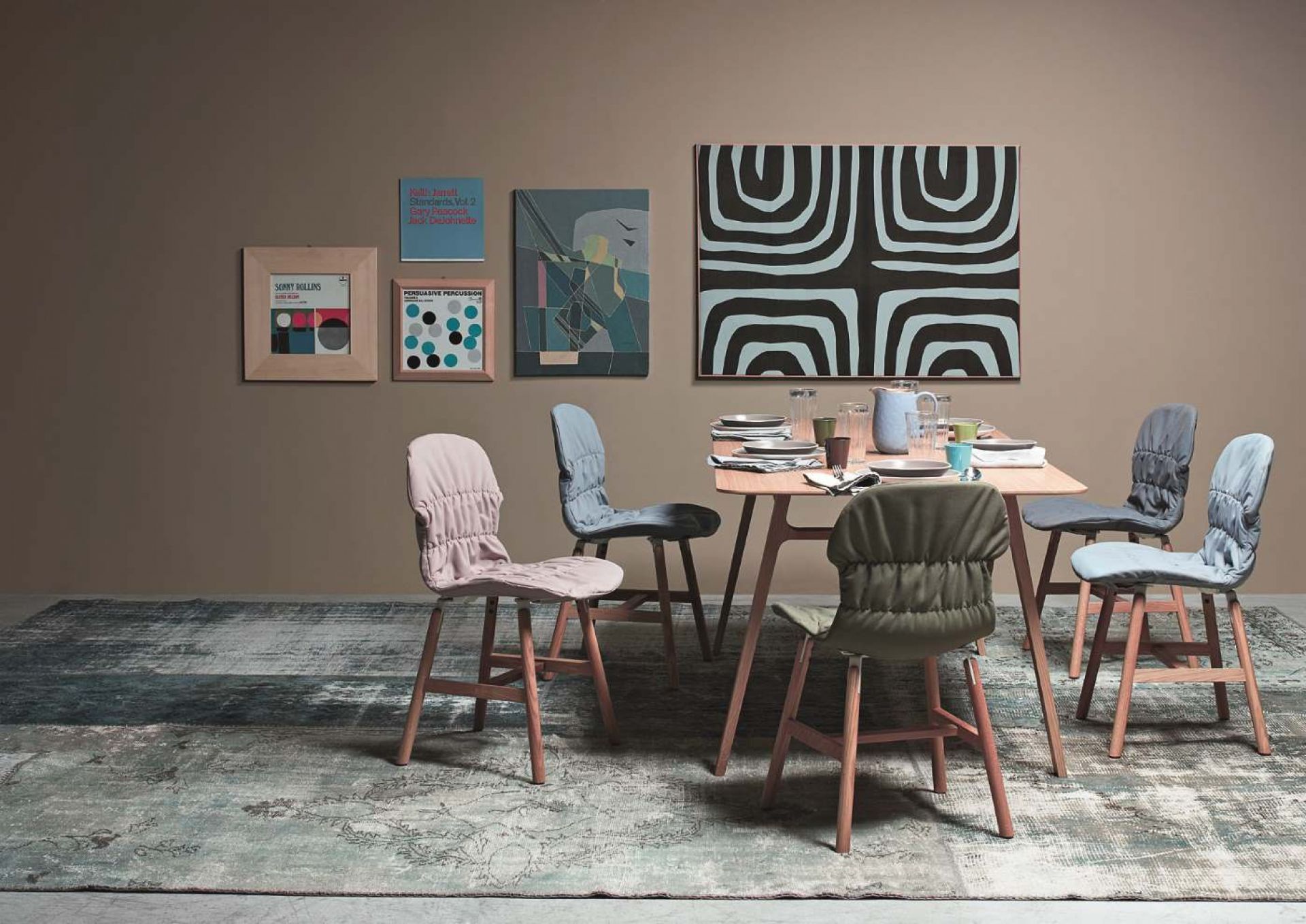Stereo Wood Stühle von Casamania Horm, ein 2er-Set Designstühle aus Holz mit Stoffbezug.