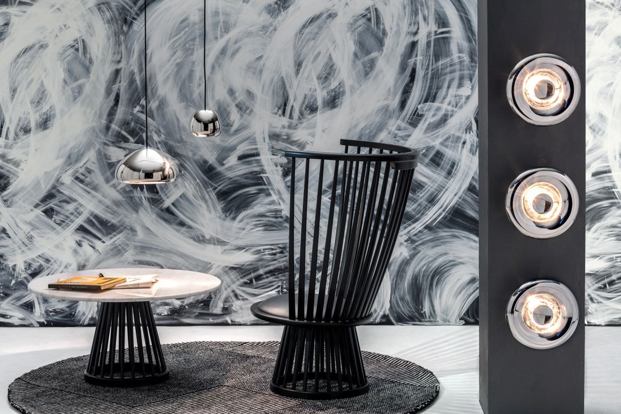 Nahaufnahme von drei silbernen Tom Dixon Void Surface LED-Wandleuchten an einer dunklen Wand.