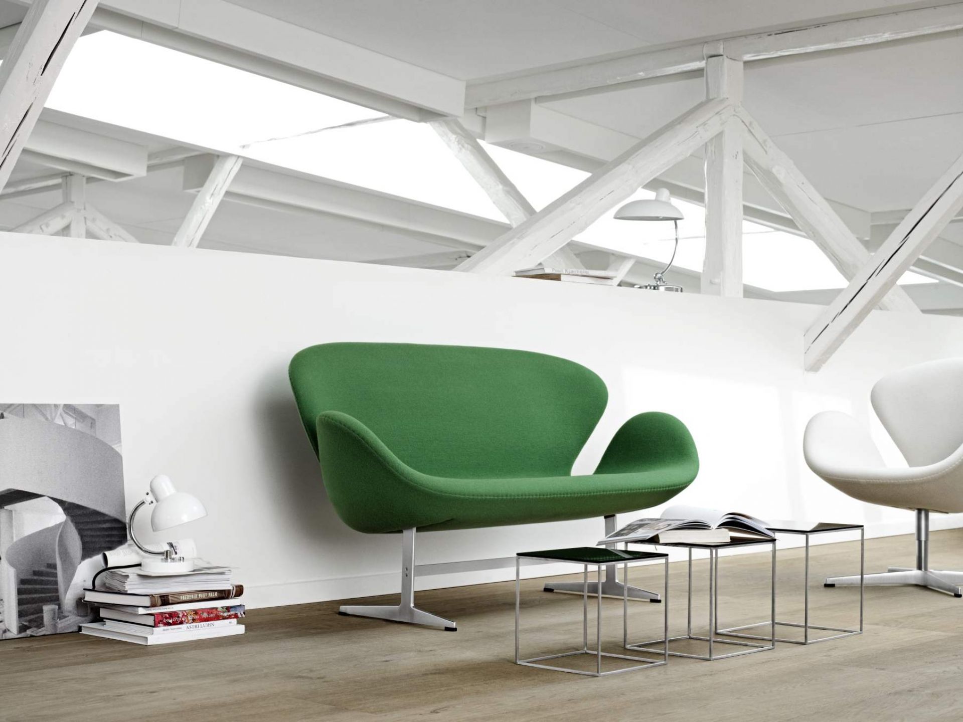 Grünes Swan Sofa von Fritz Hansen im modernen Wohnzimmer mit weißen Wänden und Holzboden.