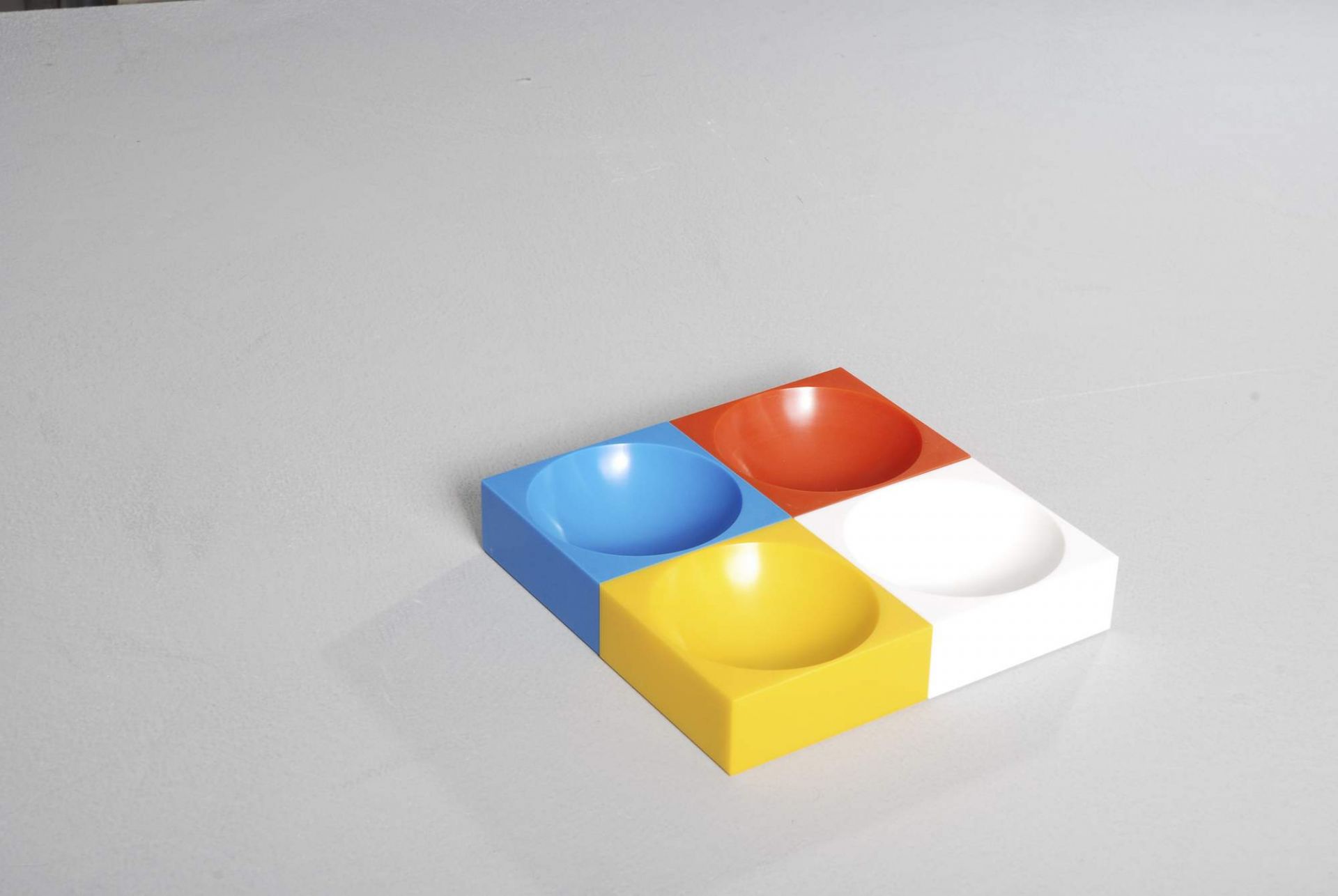 Modul 4 Magnetic Bowl Schale: Quadratisches 4er-Set Schalen in Blau, Gelb, Rot und Weiß.