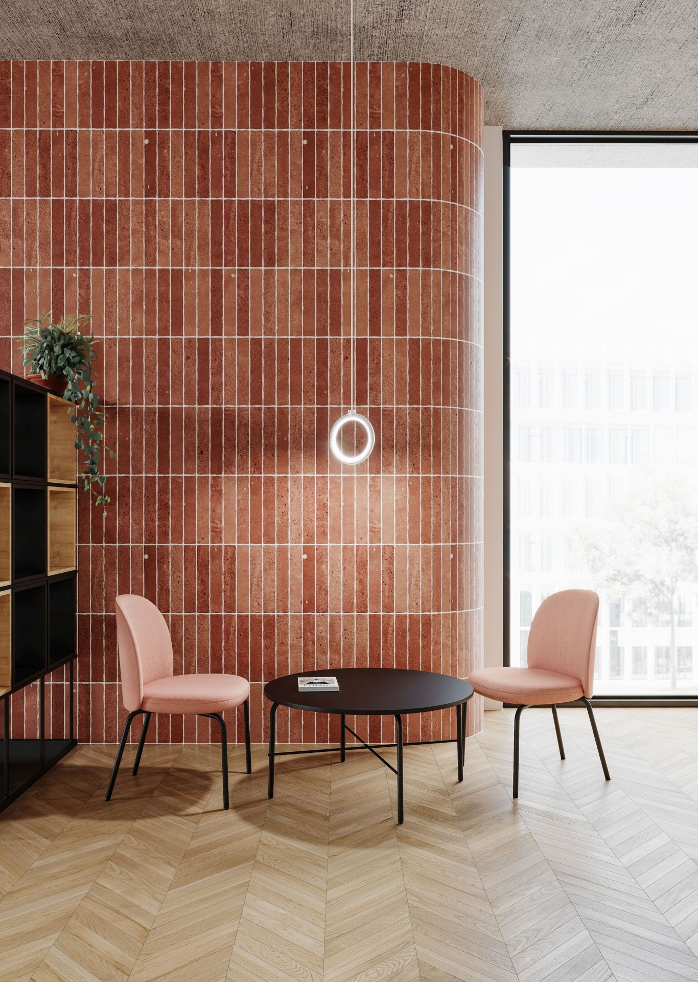 Zwei rosafarbene FS K Stühle von Flos mit schwarzem Tisch in modernem Büroambiente.