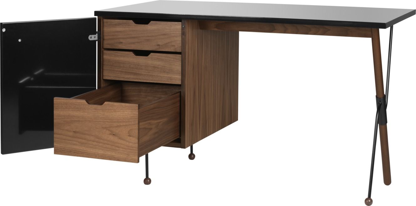 Gubi 62 Desk Schreibtisch mit Schubladen und Schrank, Holz und schwarzer Tischplatte.