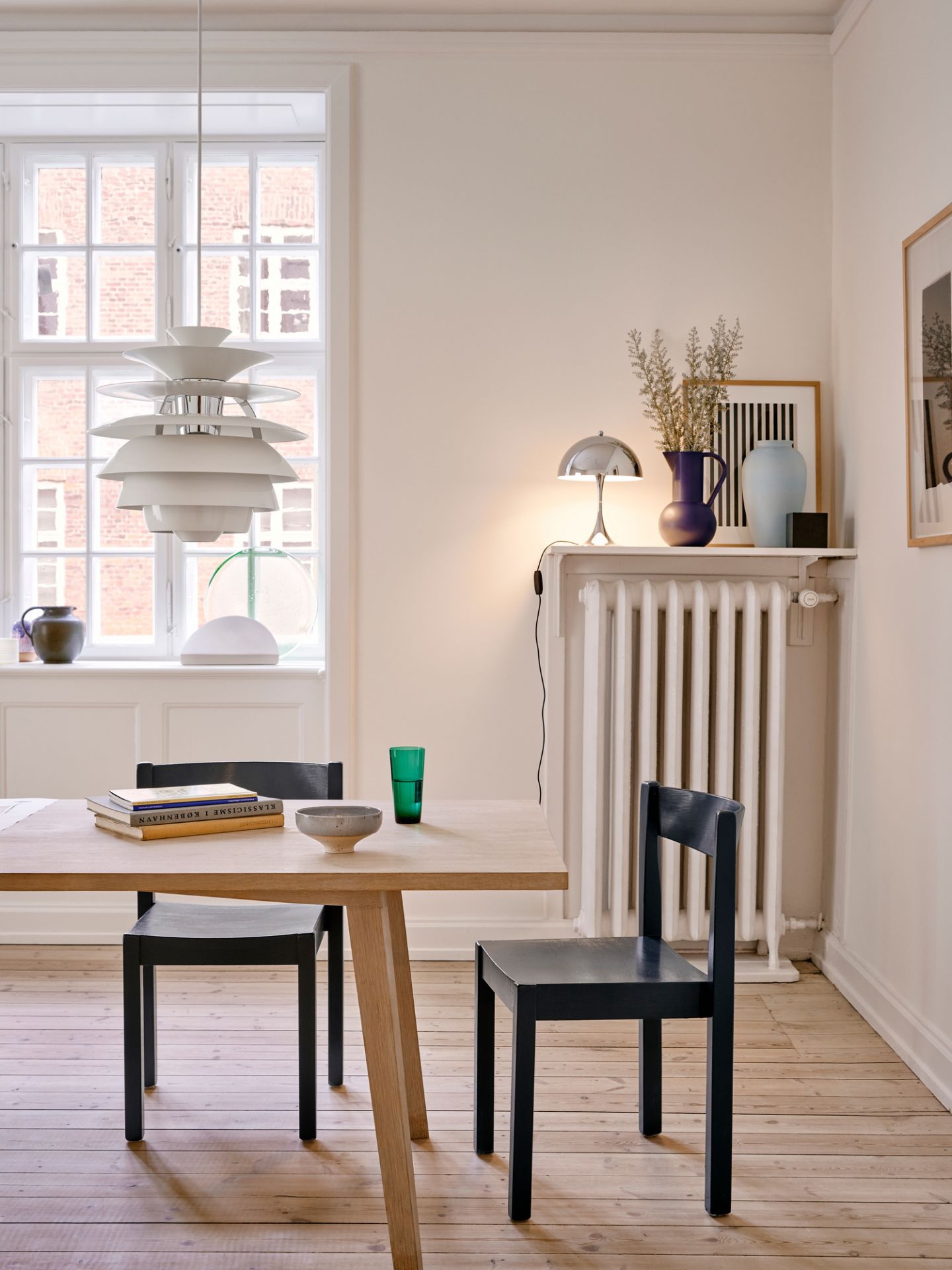 Esszimmer mit Louis Poulsen Snowball Pendelleuchte, Design Lampe mit sanftem Licht.