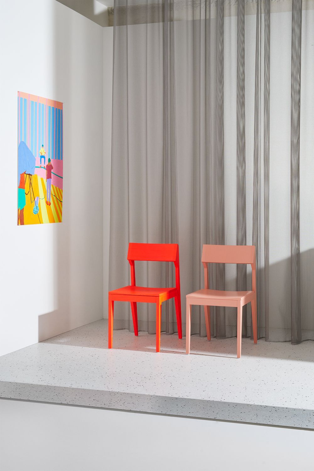 Zwei SCHULZ Stühle OUT, ein roter und ein rosa Stuhl, minimalistisches Design für Esszimmer oder Büro.
