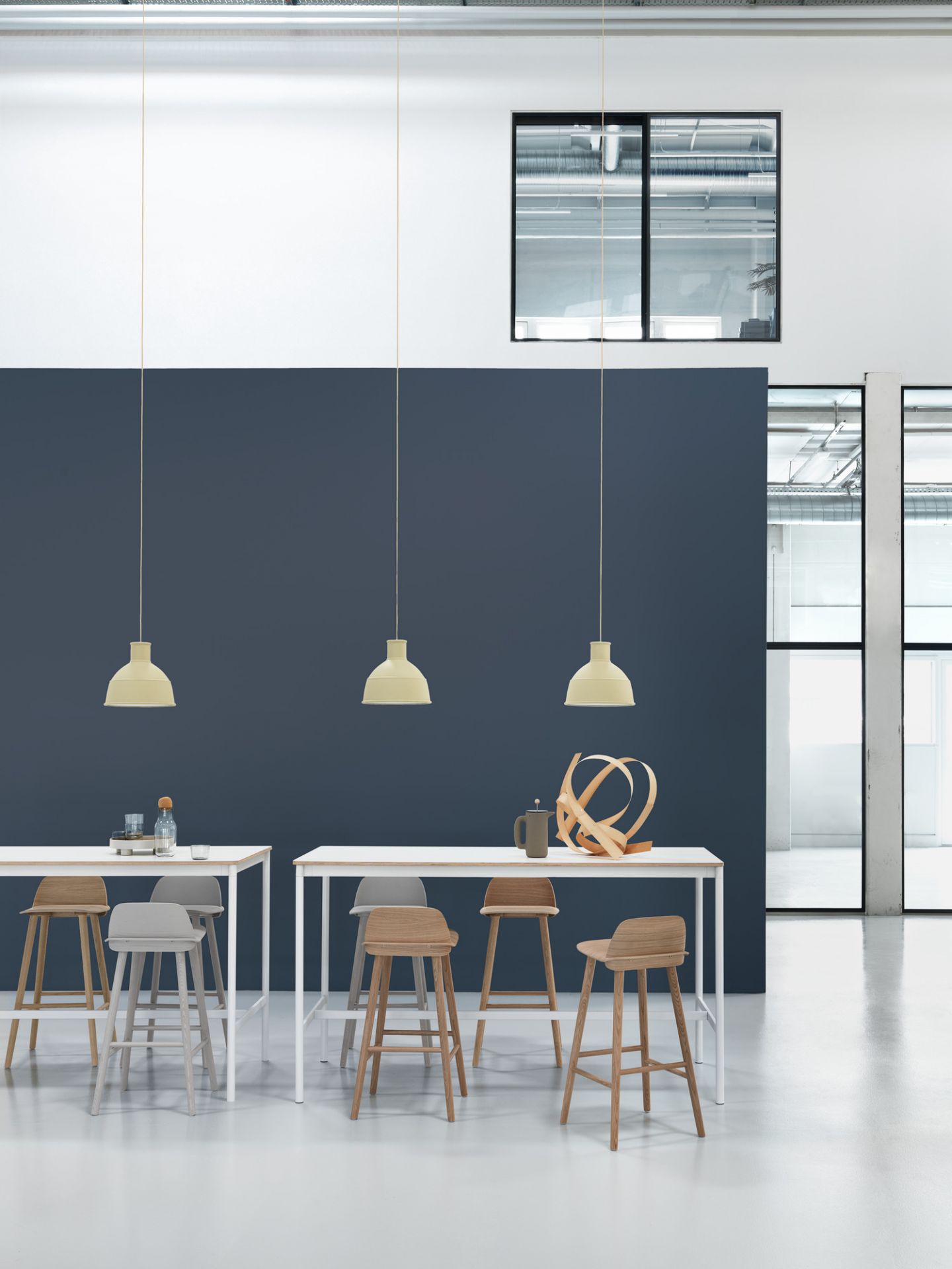 Muuto Base High Table Stehtisch mit Eichenplatte und weißem Gestell, ideal für Büro und Zuhause.
