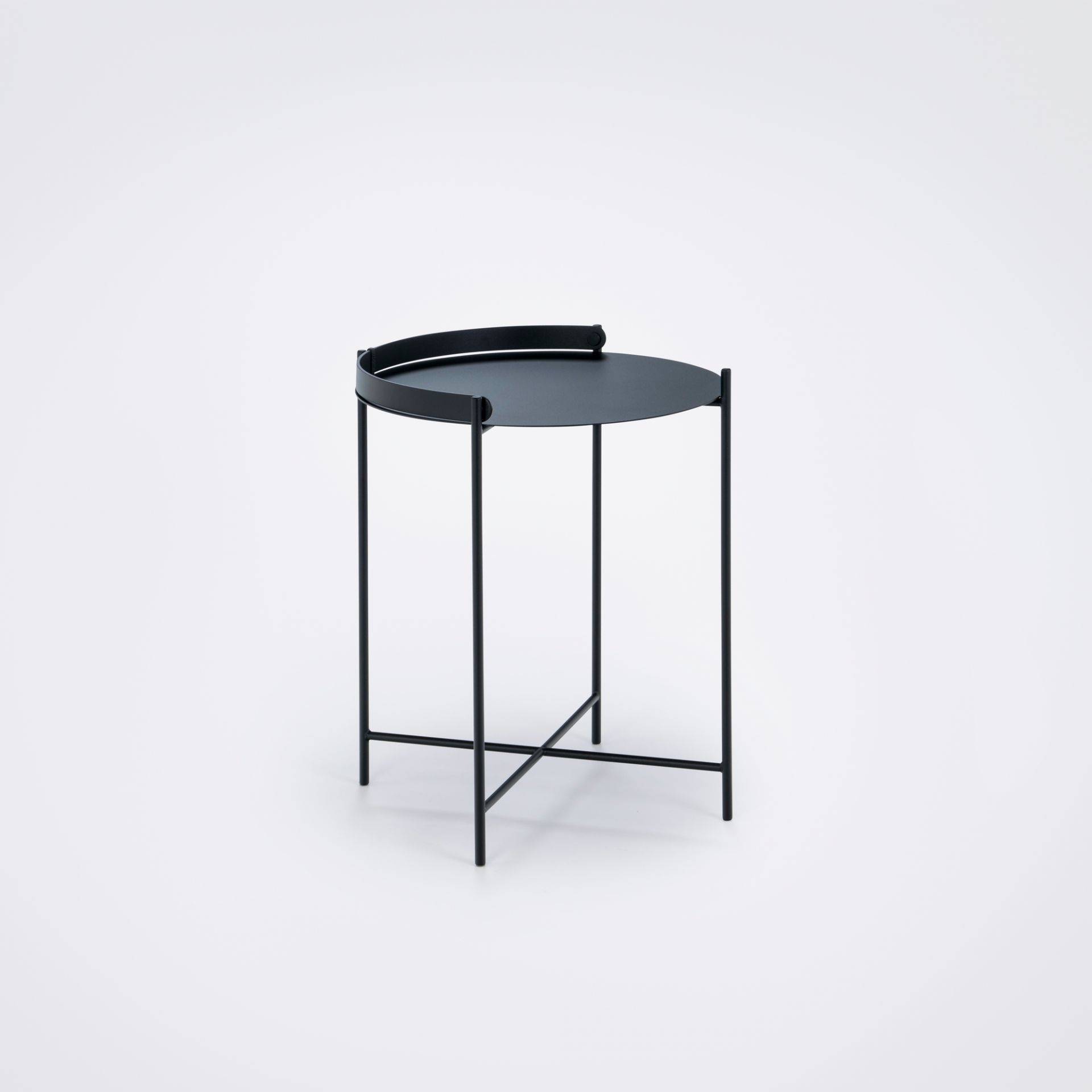 Schwarzer Edge Tray Table Beistelltisch von Houe für den Outdoor-Bereich, runde Tischplatte mit Griff.
