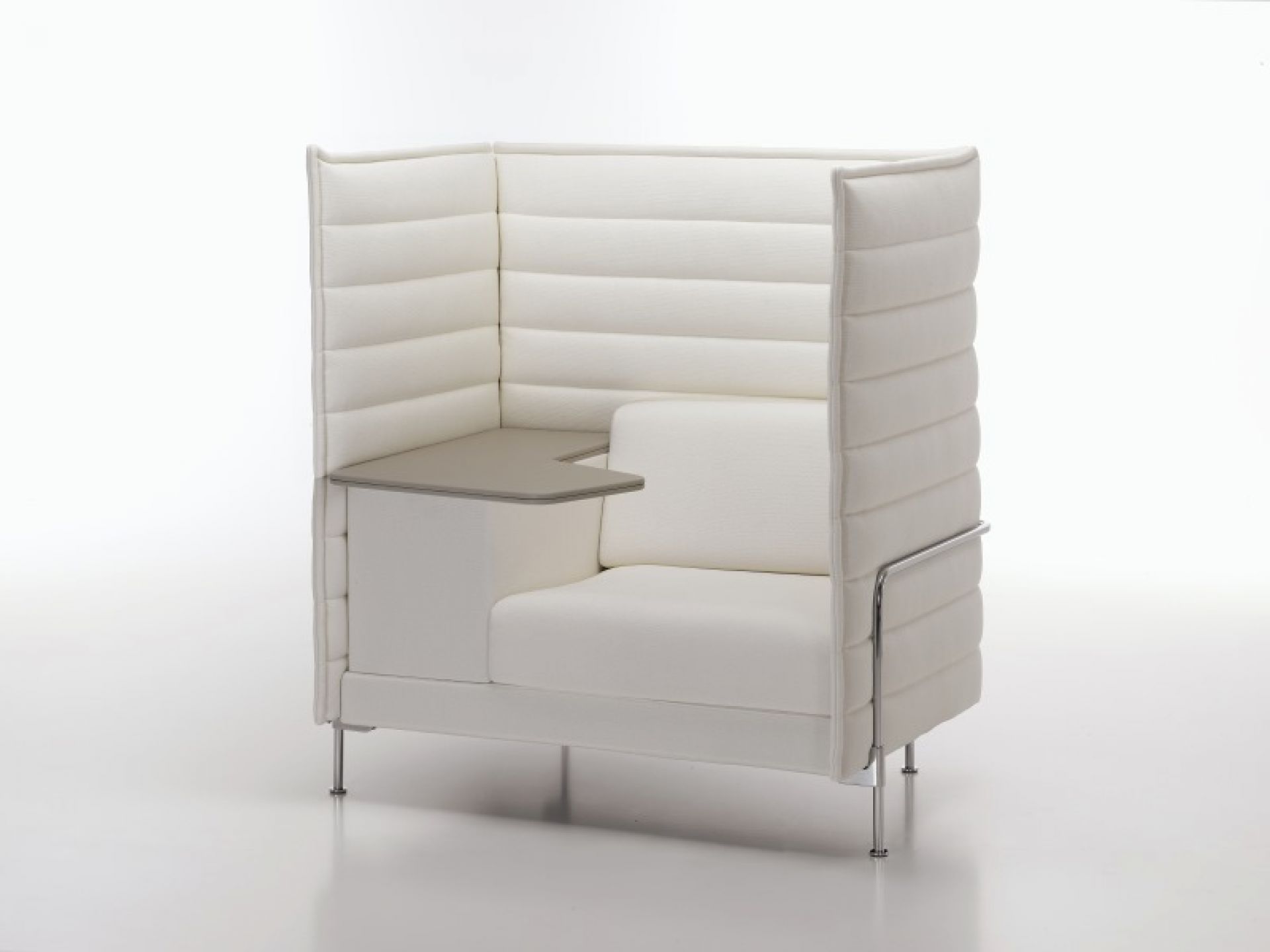Weißer Vitra Alcove Highback Sessel mit Tisch, ideal für Büro und konzentriertes Arbeiten.