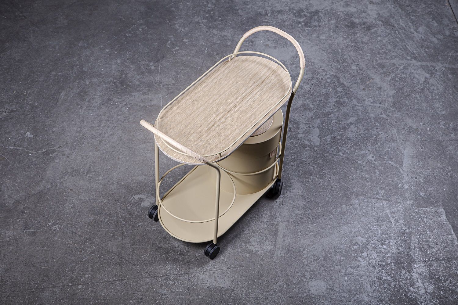 Bistro Servierwagen Mizetto in Beige mit Holztablett und Rollen, modernes Design für Gastronomie.