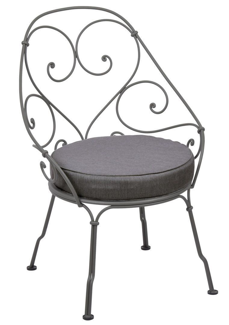 Grauer Fermob 1900 Sessel mit Zierornamenten und grauem Sitzkissen für Garten und Terrasse.