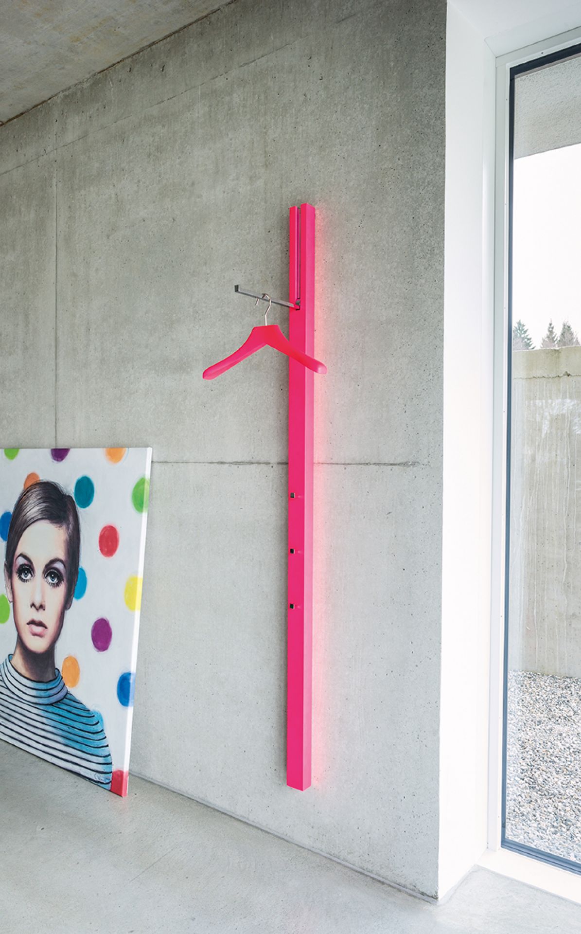 Line Garderobenelement in indischem Gelb von Schönbuch: Wandgarderobe mit Kleiderbügel und minimalistischem Design für Flur und Eingangsbereich.