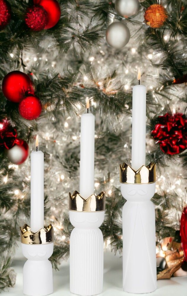 Königslicht Kerzenständer 3er Set Räder vor Weihnachtsbaum mit roten und silbernen Kugeln.