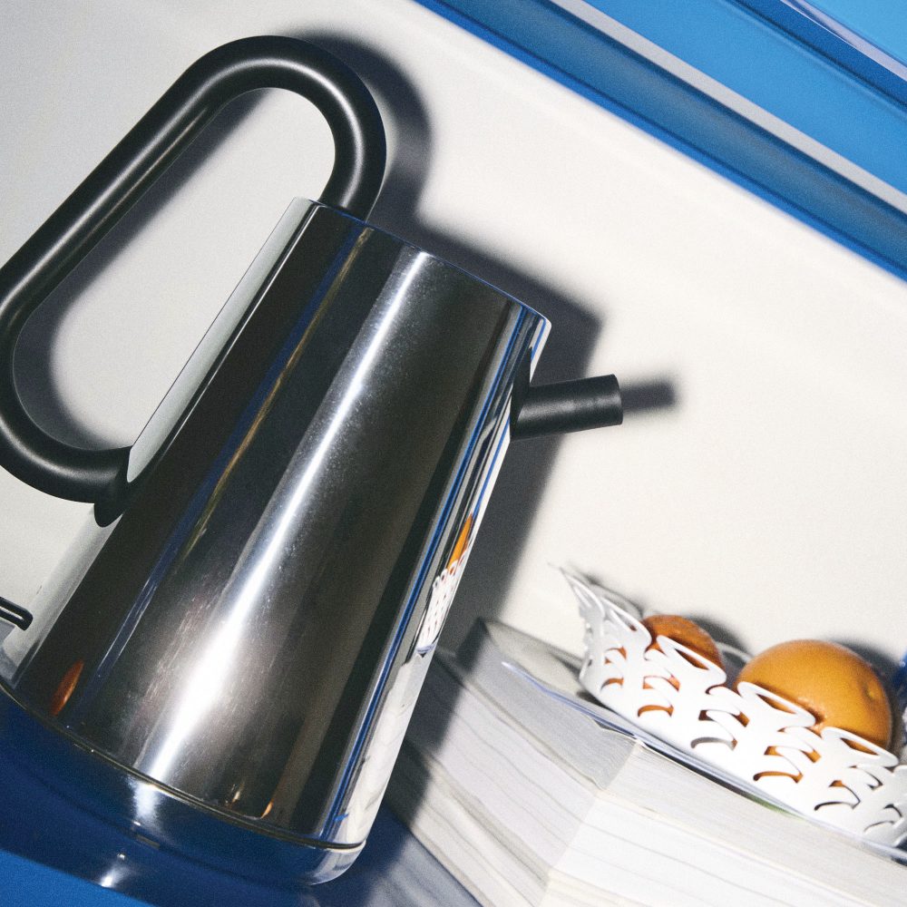 Alessi NE01 B Toru Wasserkocher aus Edelstahl mit schwarzem Griff und Ausguss.