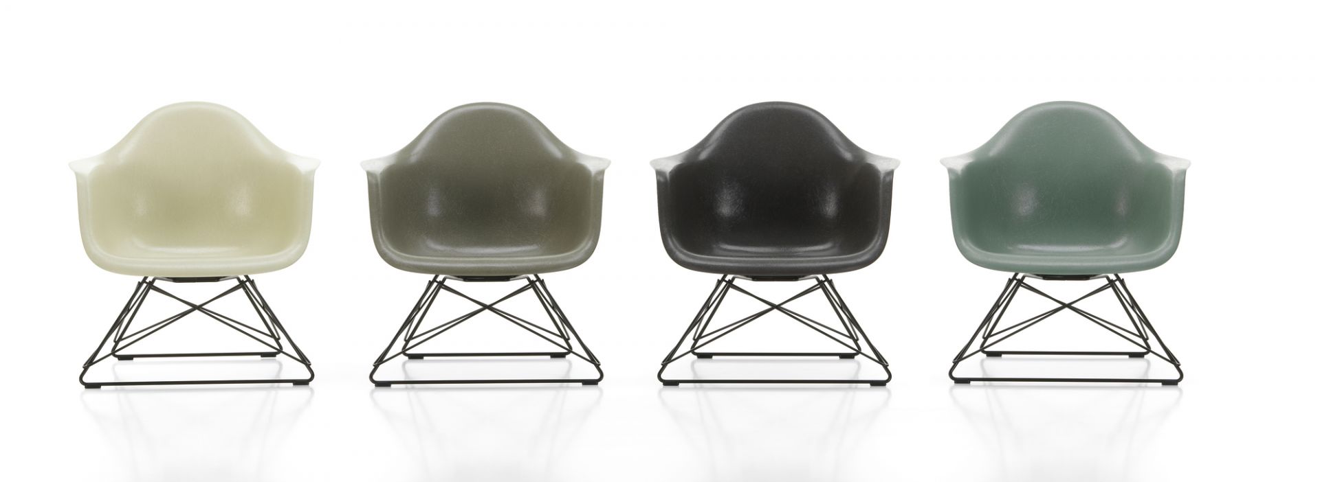 Vitra Eames Fiberglass Arm Chair LAR Stuhl in vier verschiedenen Farben mit schwarzem Drahtgestell.