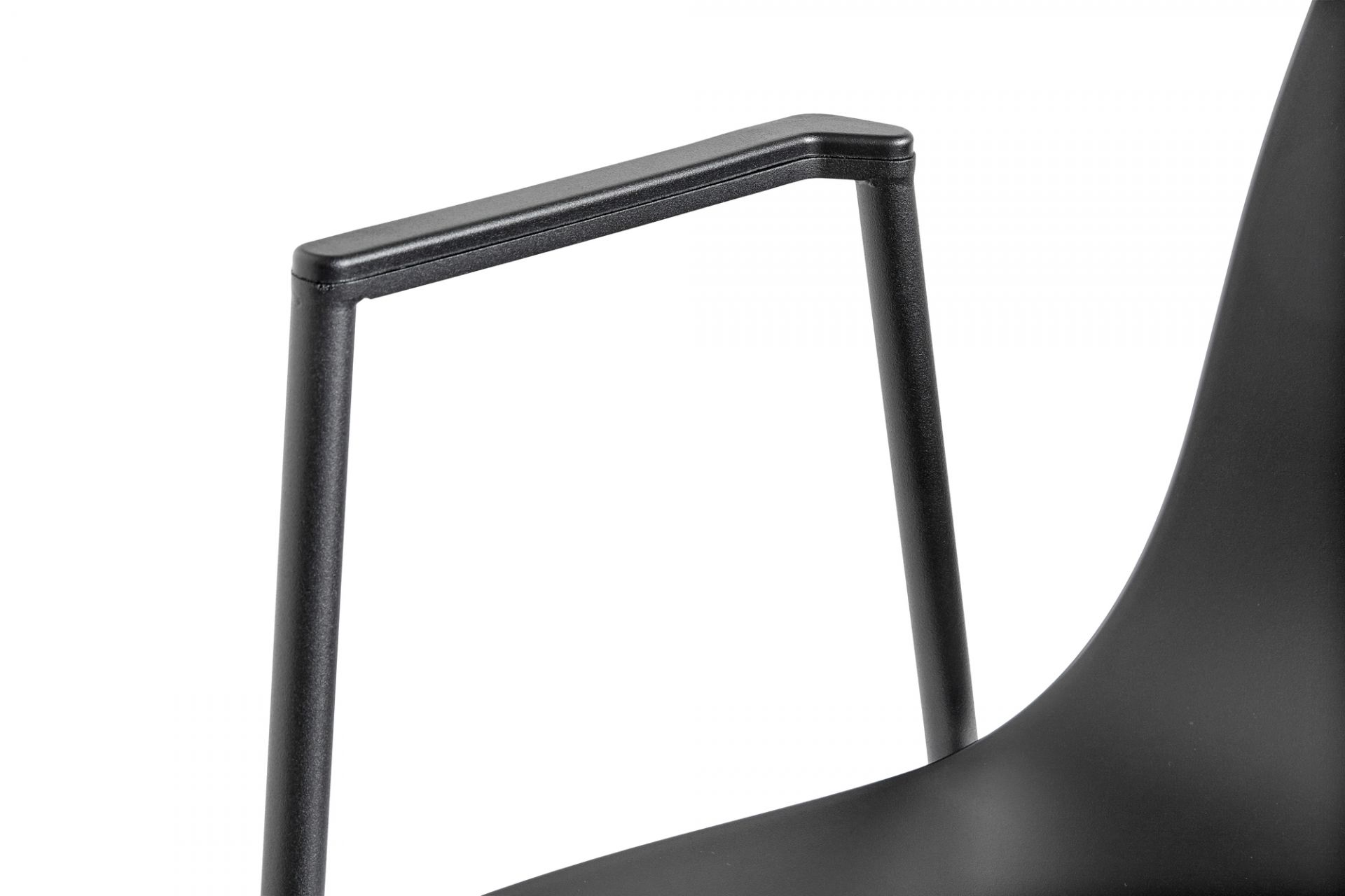 Detailaufnahme des schwarzen About a Chair AAC 18 Stuhls von Hay, Fokus auf Armlehne und Sitzschale.