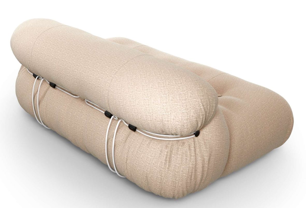Beiges Soriana Sofa von Cassina, modernes Design mit abgerundeten Formen und charakteristischen Metallklammern.