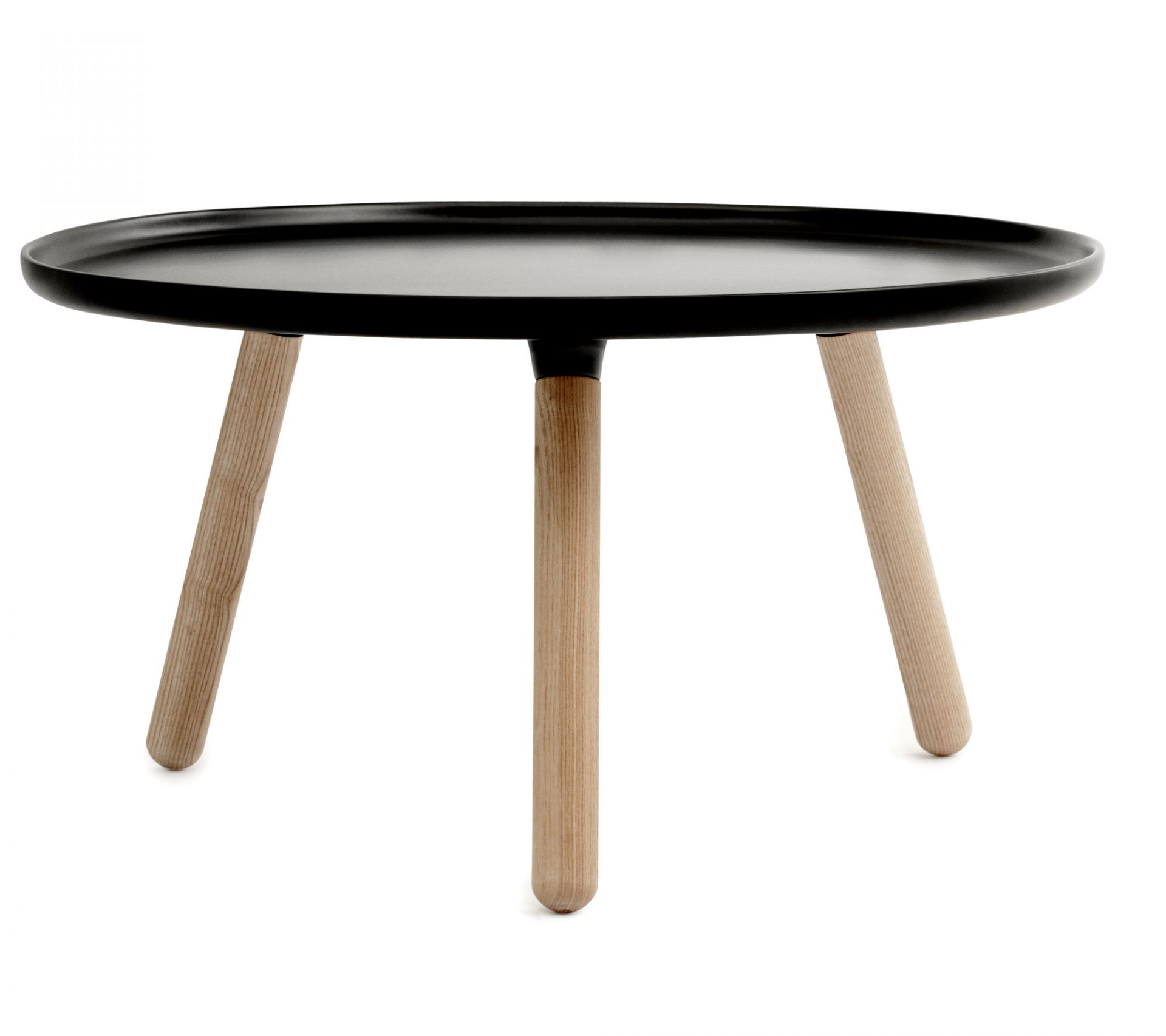 Schwarzer Tablo Couchtisch von Normann Copenhagen mit Holzbeinen auf weißem Hintergrund. Moderner Beistelltisch.