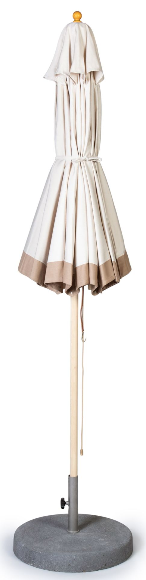 Weishäupl Klassiker Sonnenschirm geschlossen, mit beigem Stoff und Holzstamm, ideal für Garten und Terrasse.