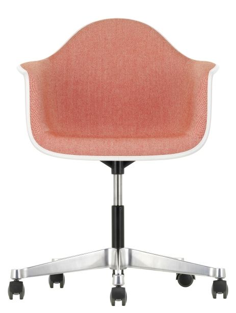 Vitra Eames Plastic Armchair PACC, vollgepolstert in Koralle, mit weißem Gestell und Rollen.