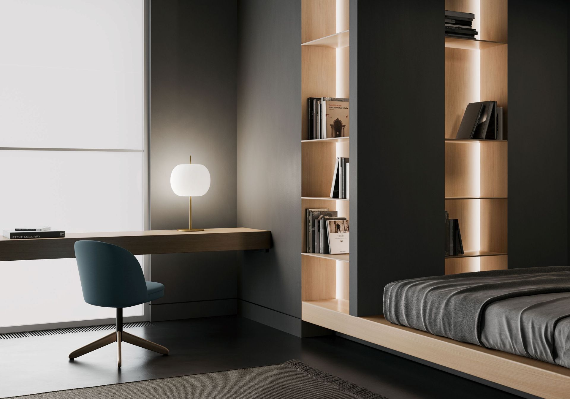 Kushi Tischleuchte Kupfer auf Schreibtisch in modernem Schlafzimmer mit Bücherregal.