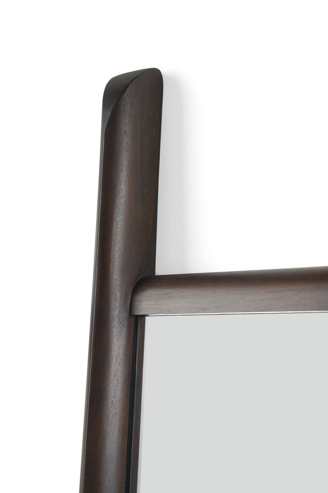 Detailaufnahme des PI Bodenspiegels von Ethnicraft mit Mahagoni-Holzrahmen. Dekorative Spiegel für stilvolles Wohnen.
