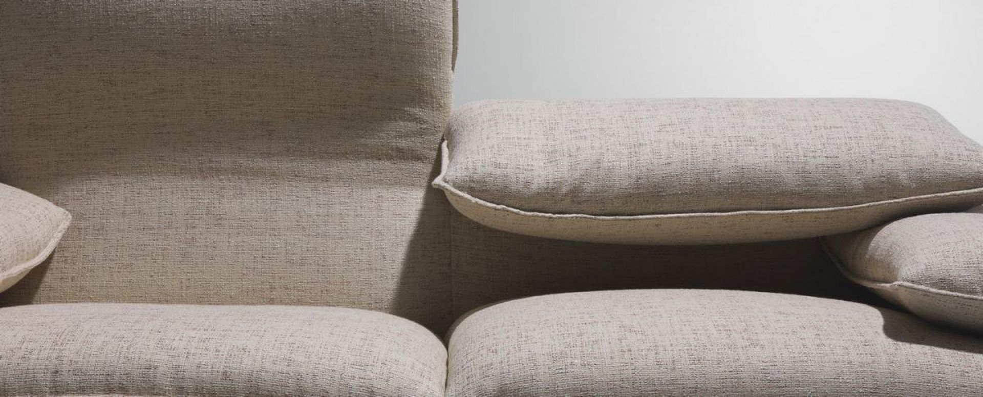 Detailaufnahme des Cassina 675 Maralunga Sofas Zweisitzer in Beige mit weichen Kissen und hochwertiger Polsterung.