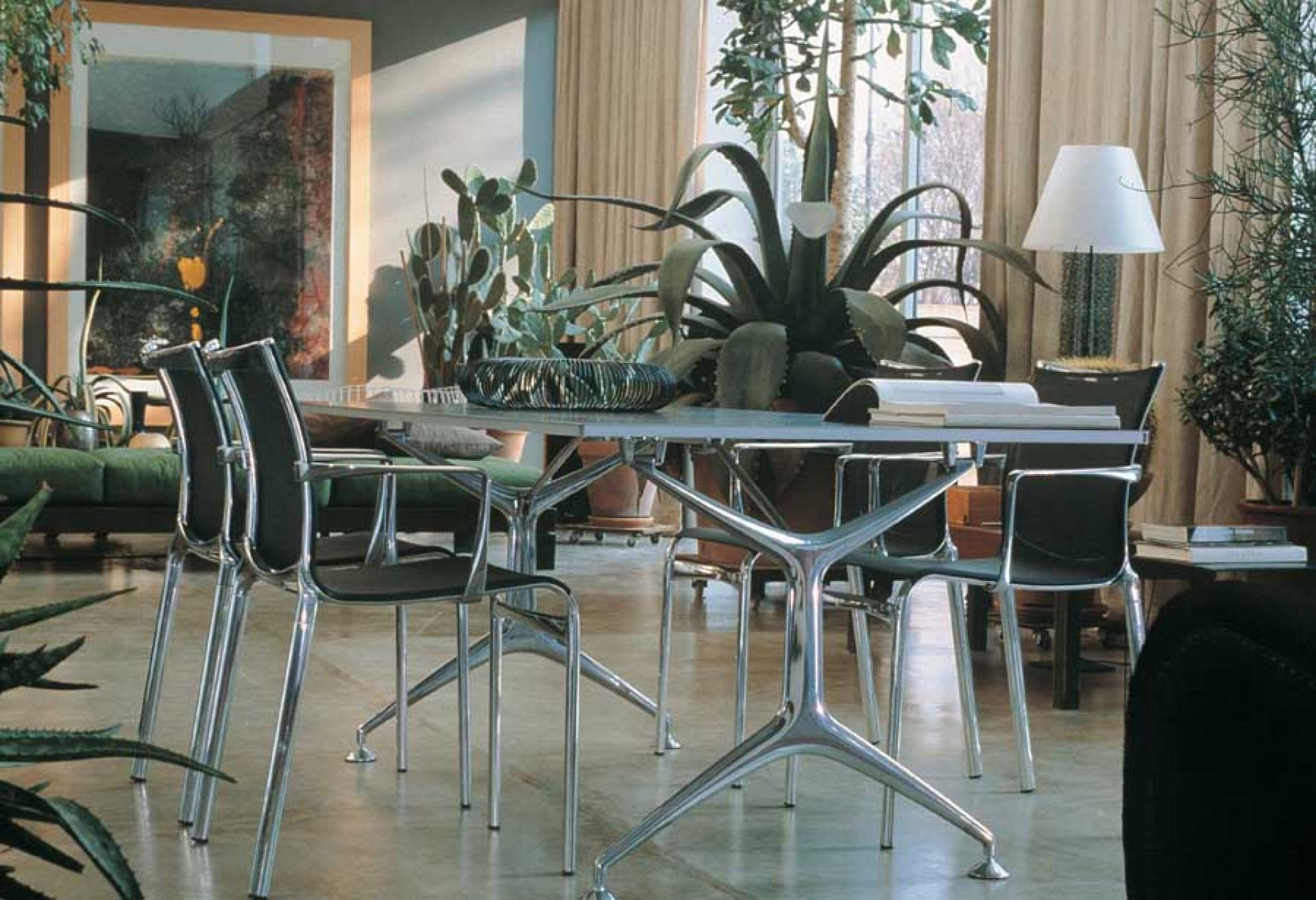Bigframe Stühle von Alias um einen Esstisch in einem hellen, modern eingerichteten Wohnzimmer.
