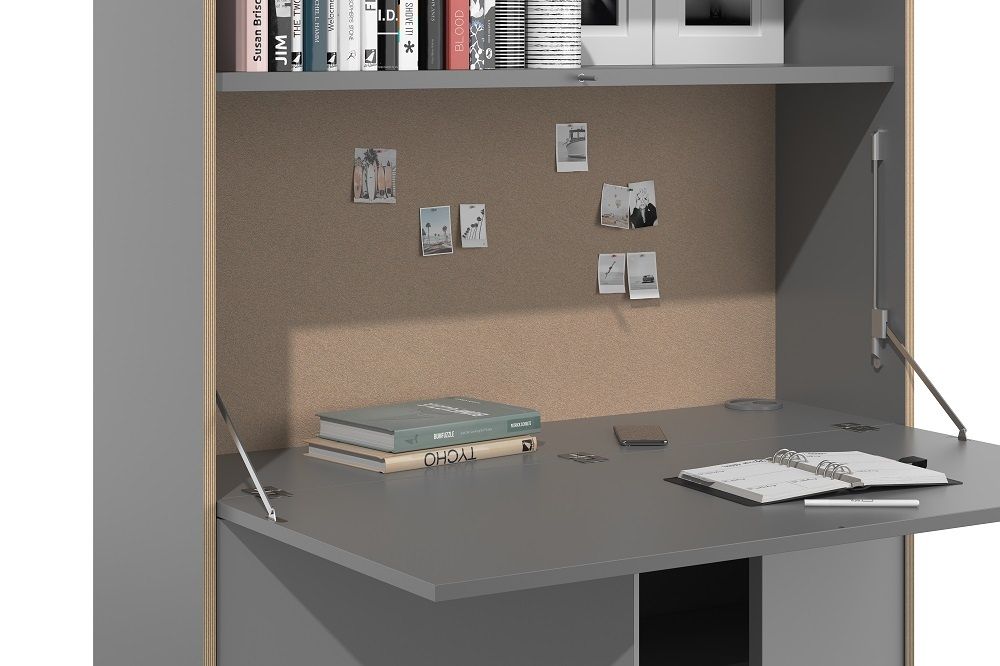 Grauer FLAI Sekretär von Müller Möbelwerkstätten mit hochgeklappter Arbeitsfläche, Notizen an der Rückwand und Büchern.