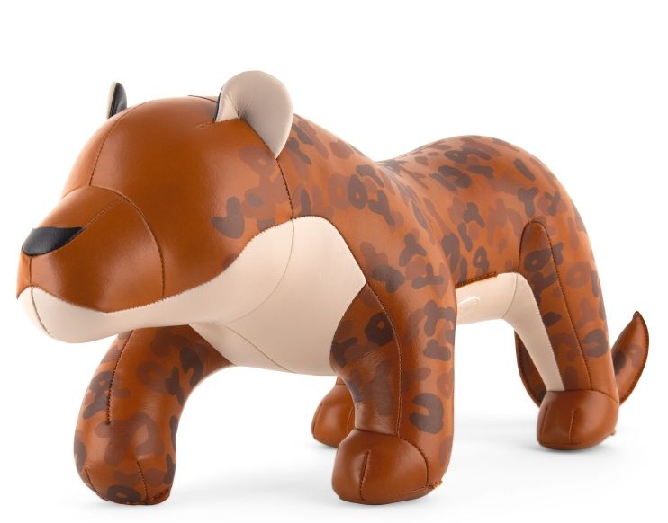 Türstopper in Form eines liegenden Leoparden, braun-beige mit dunklen Flecken, Zuny Design.