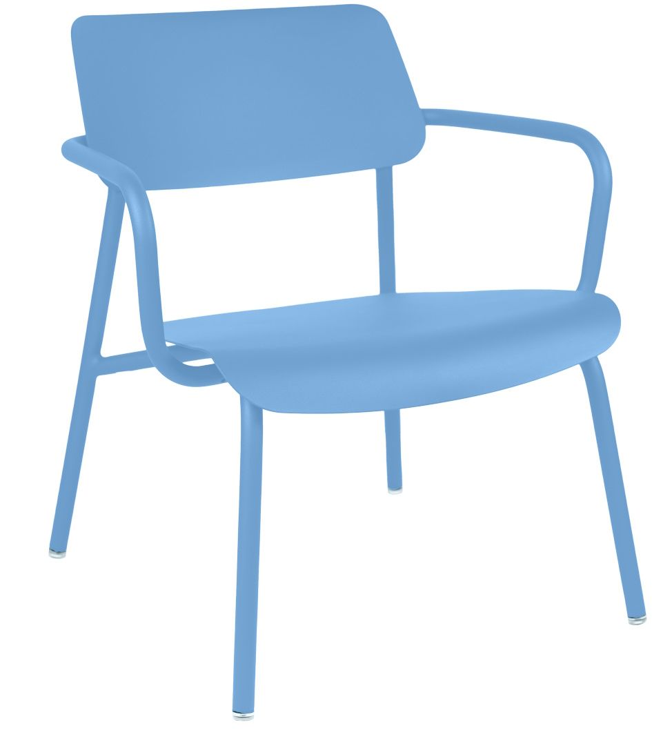 Blauer Studie Lounge Sessel von Fermob für den Außenbereich, moderner Metallstuhl mit Armlehnen.