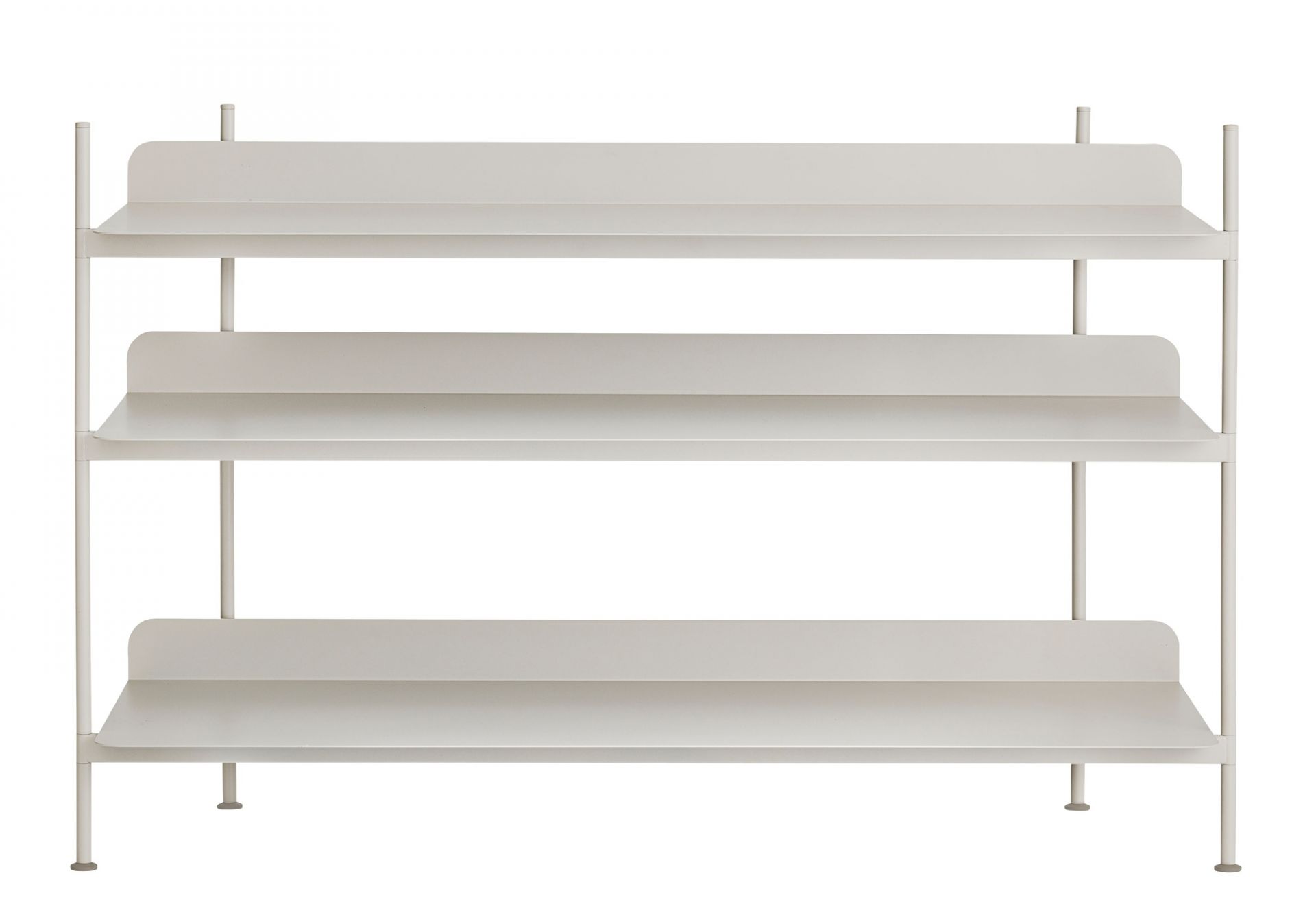 Weißes Compile Regalsystem von Muuto mit drei Regalböden, ideal für Wohnzimmer und Büro.