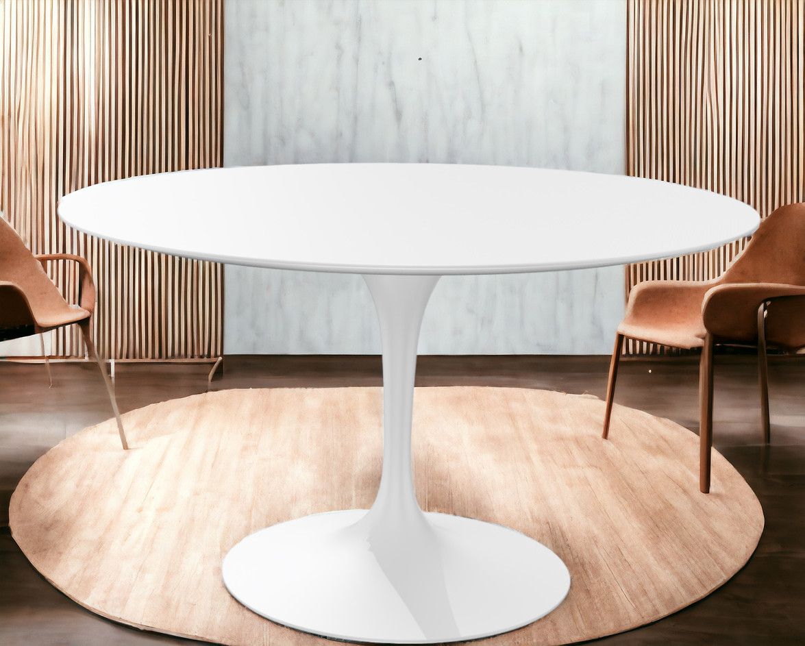 Weißer runder Saarinen Esstisch, Höhe 73 cm, von Knoll International, auf beigem Teppich.