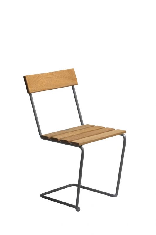 Stuhl 1 Eiche von Grythyttan Stalmöbler: Moderner Holzstuhl mit Stahlgestell für Garten und Terrasse.