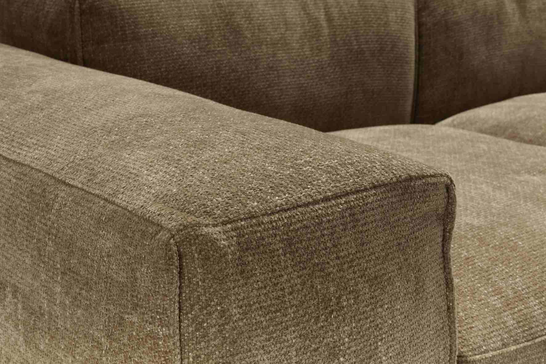 Detailaufnahme des braunen Seatlife Sofas im Hausmodell Design, zeigt Armlehne und Textur.