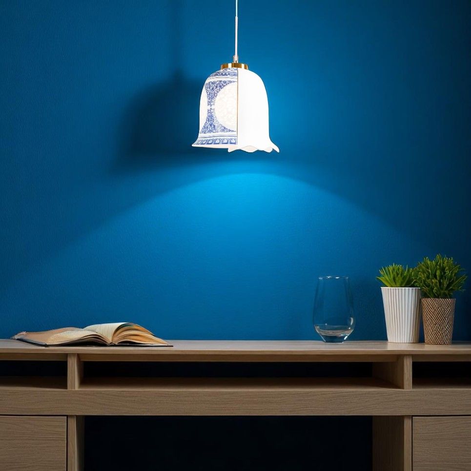 Seletti Hybrid Lauvia Deckenleuchte mit blau-weißem Muster über einem Schreibtisch mit Dekoration.