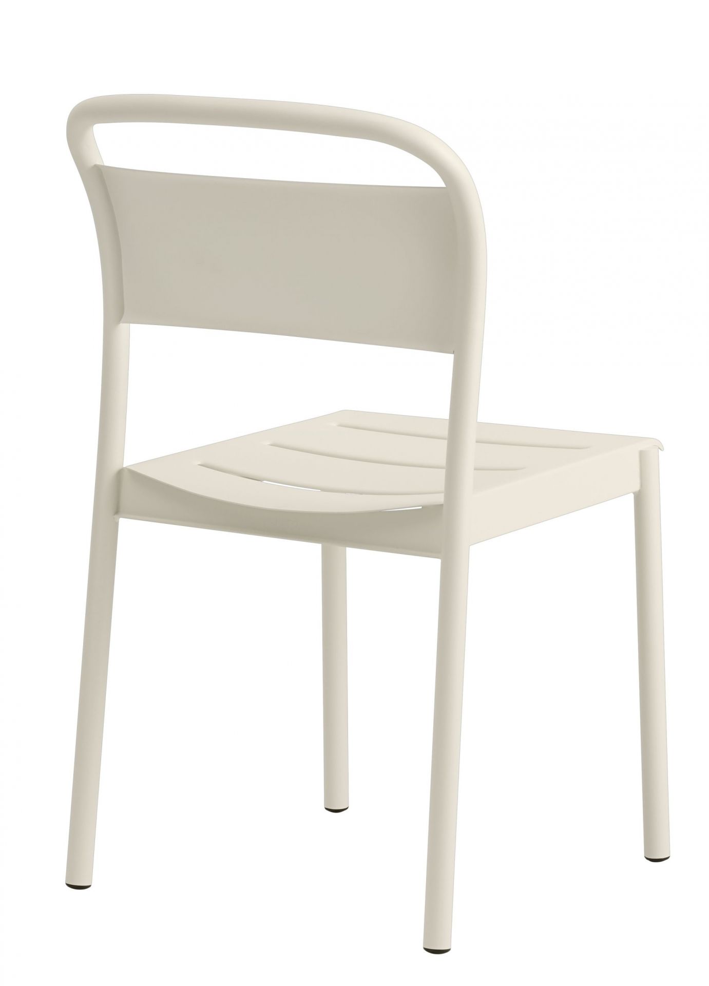 Rückenansicht des Muuto Linear Steel Side Chair Outdoor Stuhls in Beige, minimalistisches Design für Garten und Terrasse.