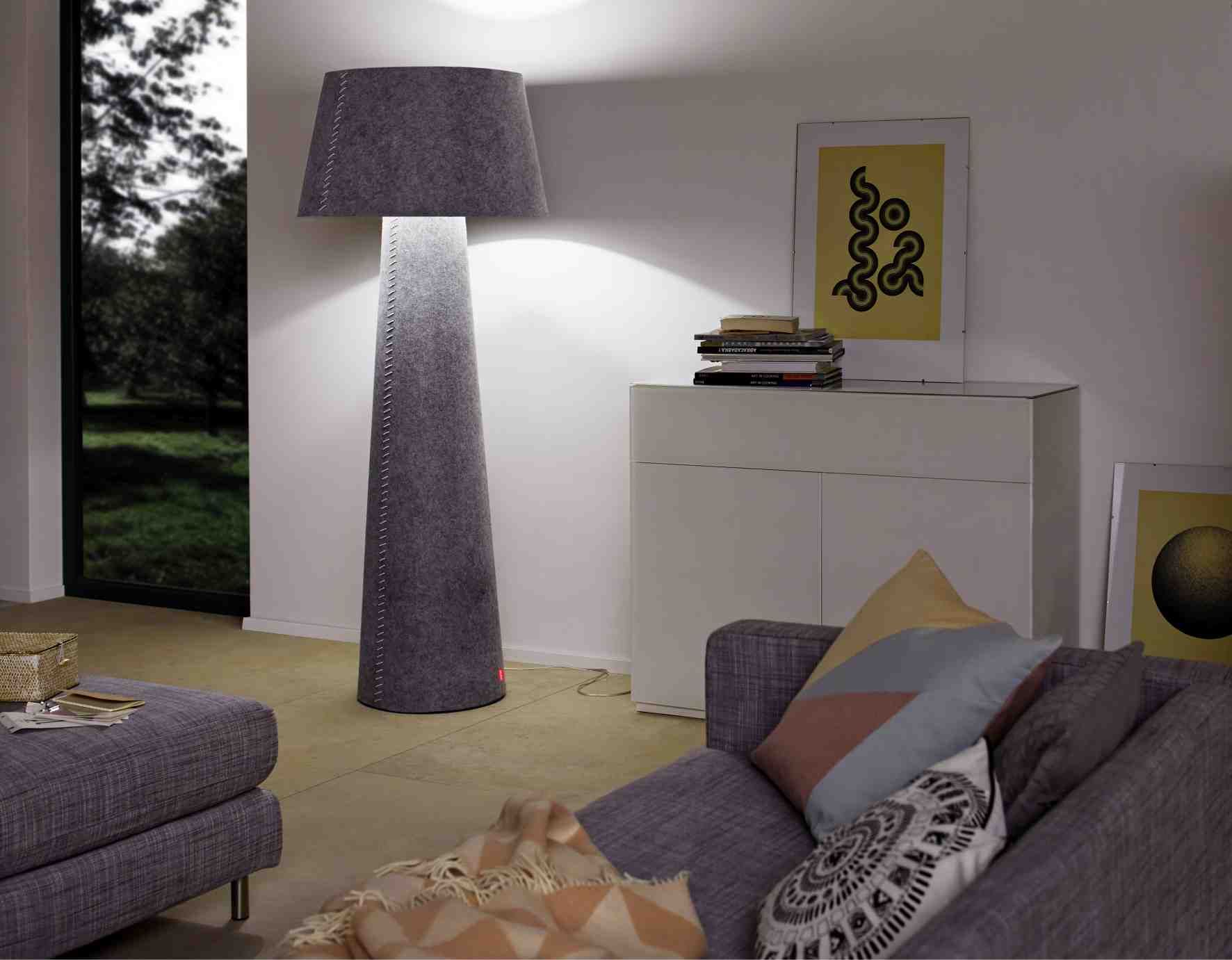Alice XL Stehleuchte von Moree aus grauem Filz im modernen Wohnzimmer mit Sofa.