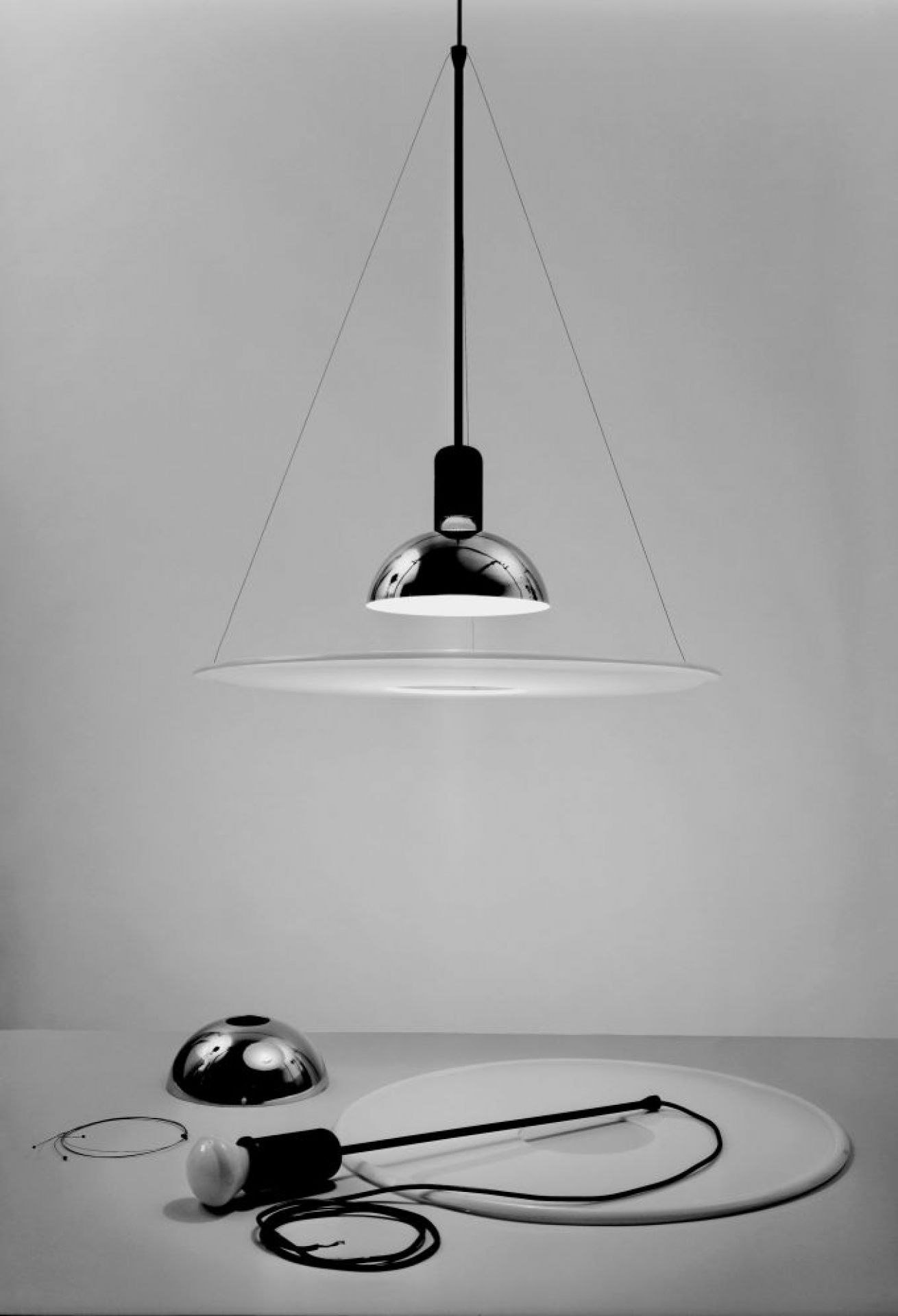 Frisbi Hängeleuchte von Flos: Moderne Pendelleuchte mit Schirm und elegantem Design für Wohnraum und Büro.