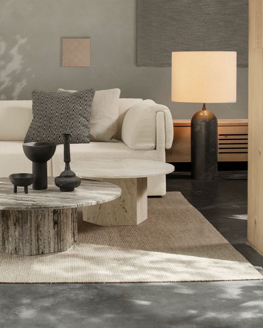Epic Coffee Table Couchtisch von Gubi, zwei runde Tische aus Travertin im Wohnzimmer.
