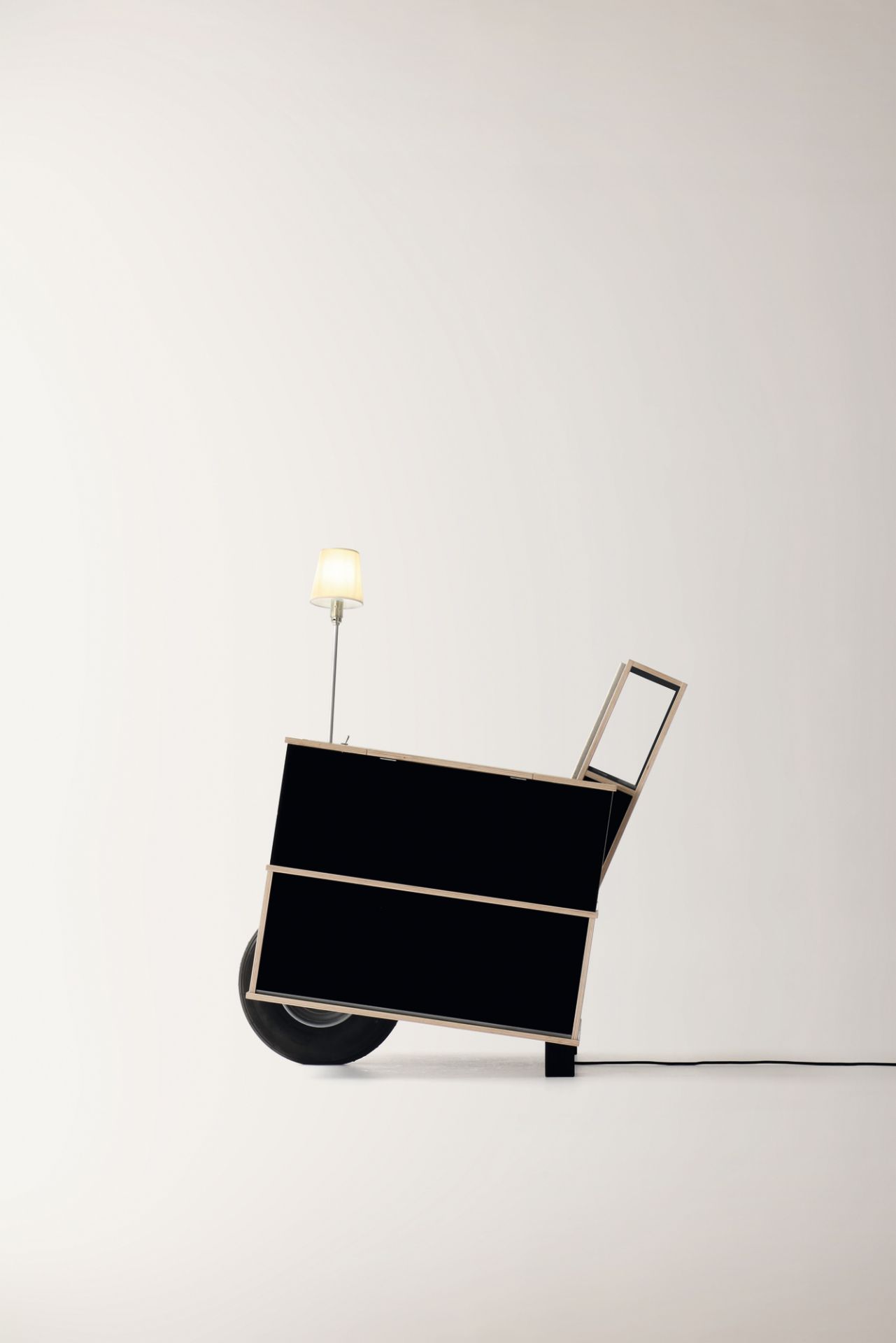 Bookinist Lesesessel von Nils Holger Moormann: Mobiler Sessel mit Lampe und Bücherregal.