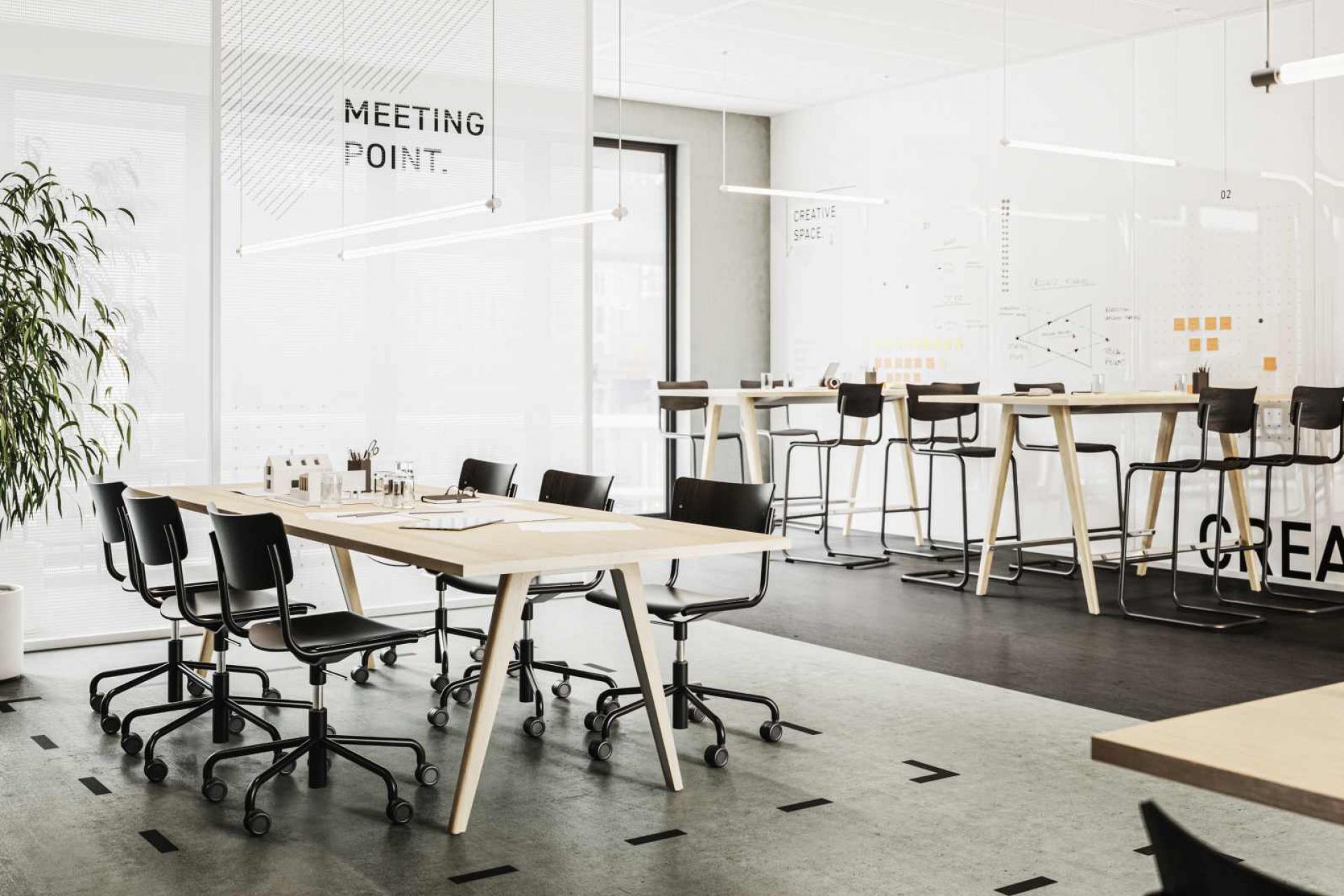 Büro mit Thonet S 43 DR Drehstühlen in Schwarz um einen hellen Holztisch.