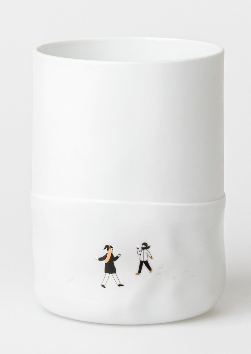 Schneetag Vase von Räder: Weiße Blumenvase mit Illustration von spielenden Kindern bei einer Schneeballschlacht.