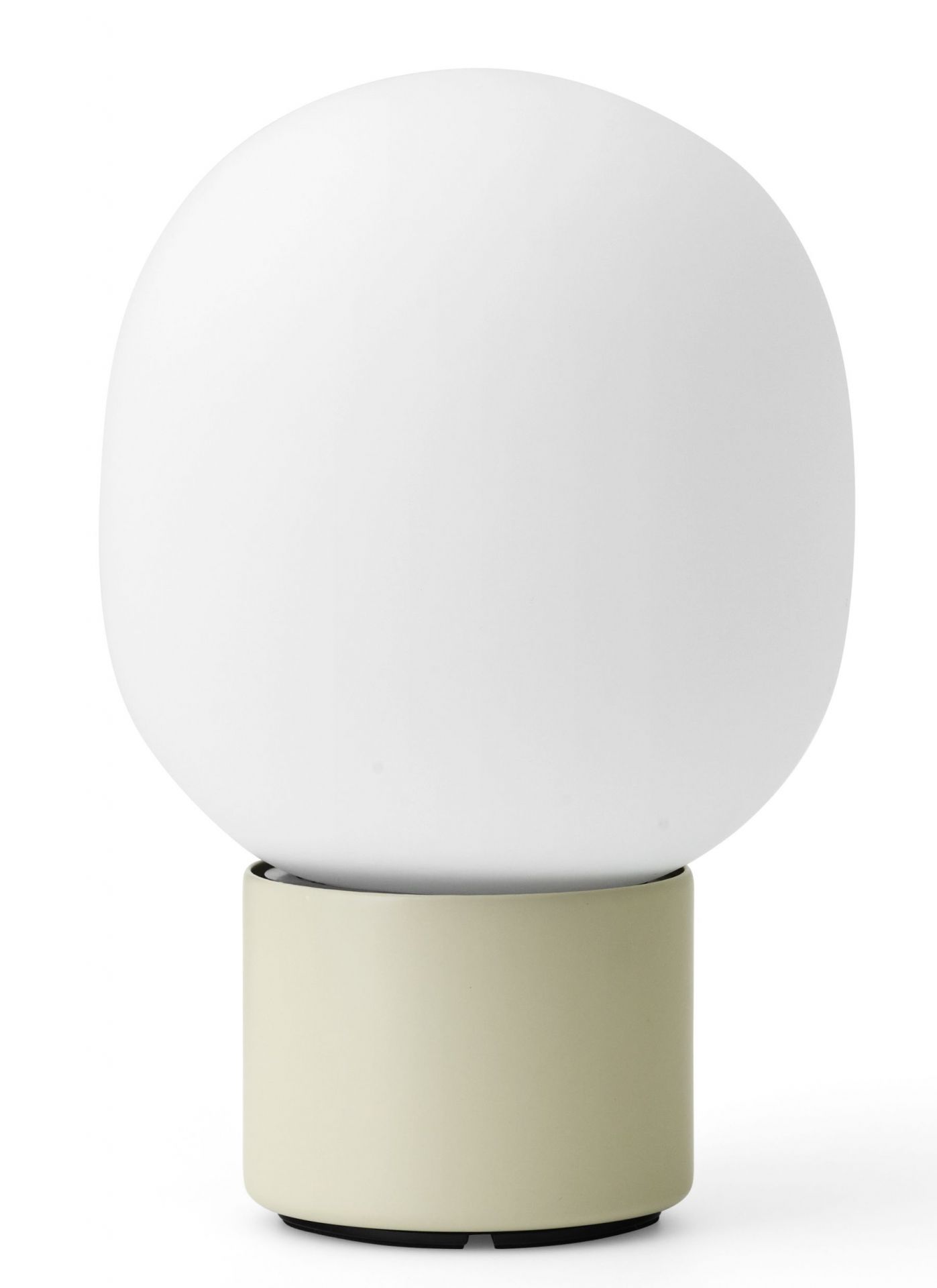 JWDA Tischleuchte tragbar in Alabasterweiß von Audo, moderne Lampe für Nachttisch oder Wohnzimmer.