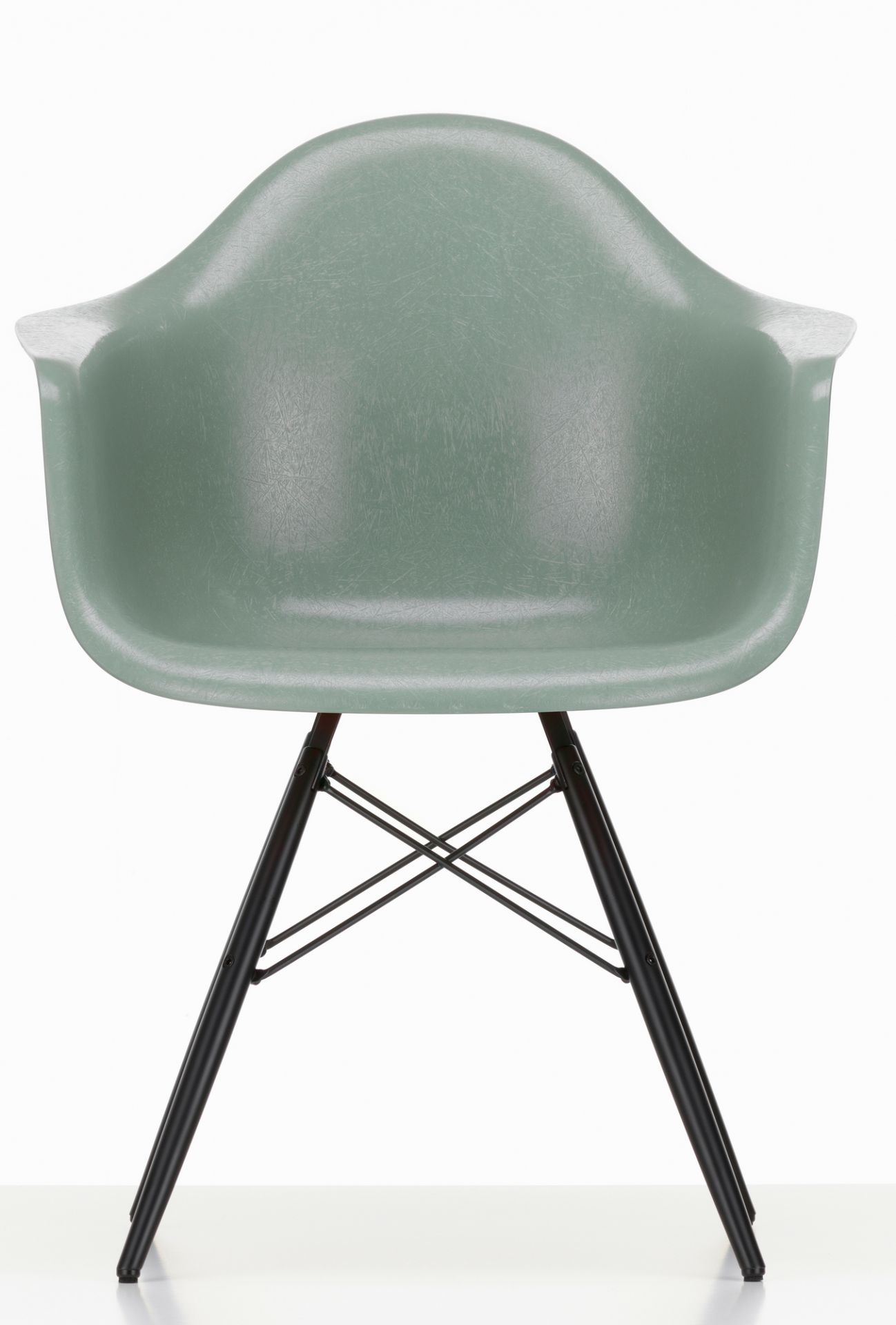 Grüner Eames Armchair DAW Stuhl von Vitra mit schwarzem Eiffel-Gestell. Designklassiker.