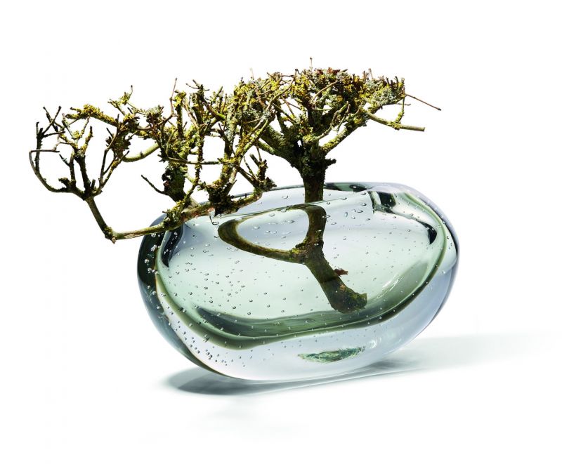 Amara Vase von Philippi: Runde Glasvase mit Zweig und Lufteinschlüssen, modernes Wohnaccessoire.