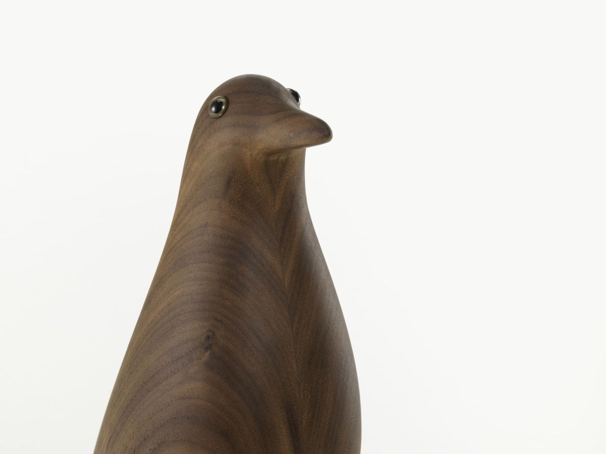 Eames House Bird Skulptur aus Nussbaumholz von Vitra, Detailaufnahme der stilvollen Holzfigur.